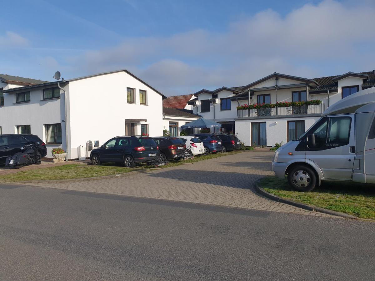 Hotel-Pension Pastow Garni Broderstorf Екстер'єр фото