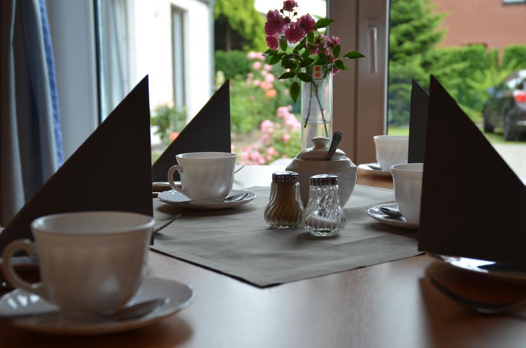 Hotel-Pension Pastow Garni Broderstorf Екстер'єр фото