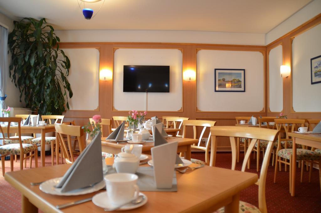Hotel-Pension Pastow Garni Broderstorf Екстер'єр фото