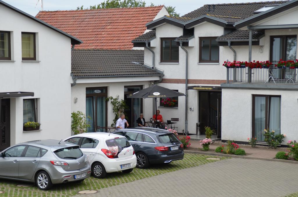 Hotel-Pension Pastow Garni Broderstorf Екстер'єр фото