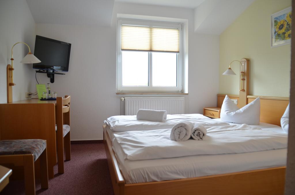 Hotel-Pension Pastow Garni Broderstorf Екстер'єр фото