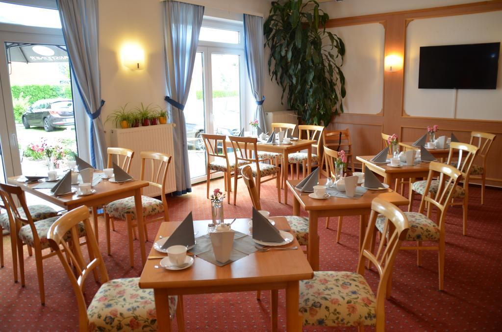 Hotel-Pension Pastow Garni Broderstorf Екстер'єр фото