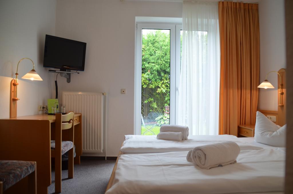 Hotel-Pension Pastow Garni Broderstorf Екстер'єр фото