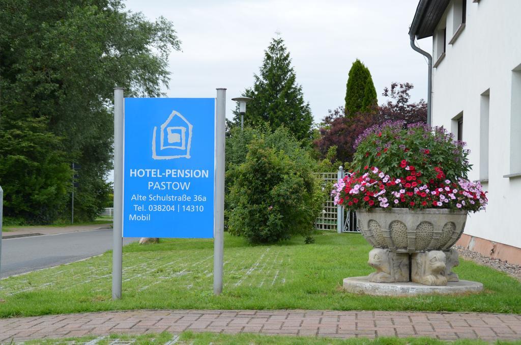 Hotel-Pension Pastow Garni Broderstorf Екстер'єр фото