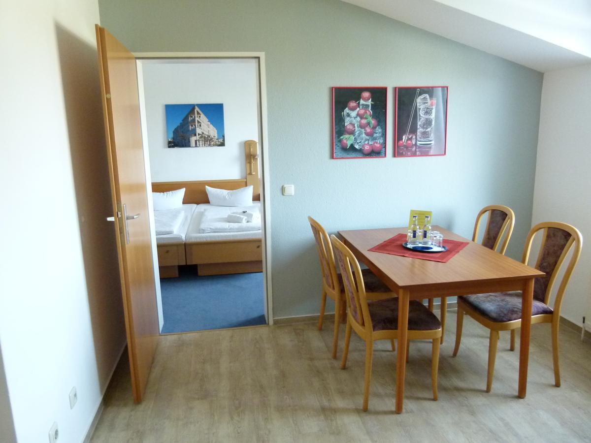 Hotel-Pension Pastow Garni Broderstorf Екстер'єр фото