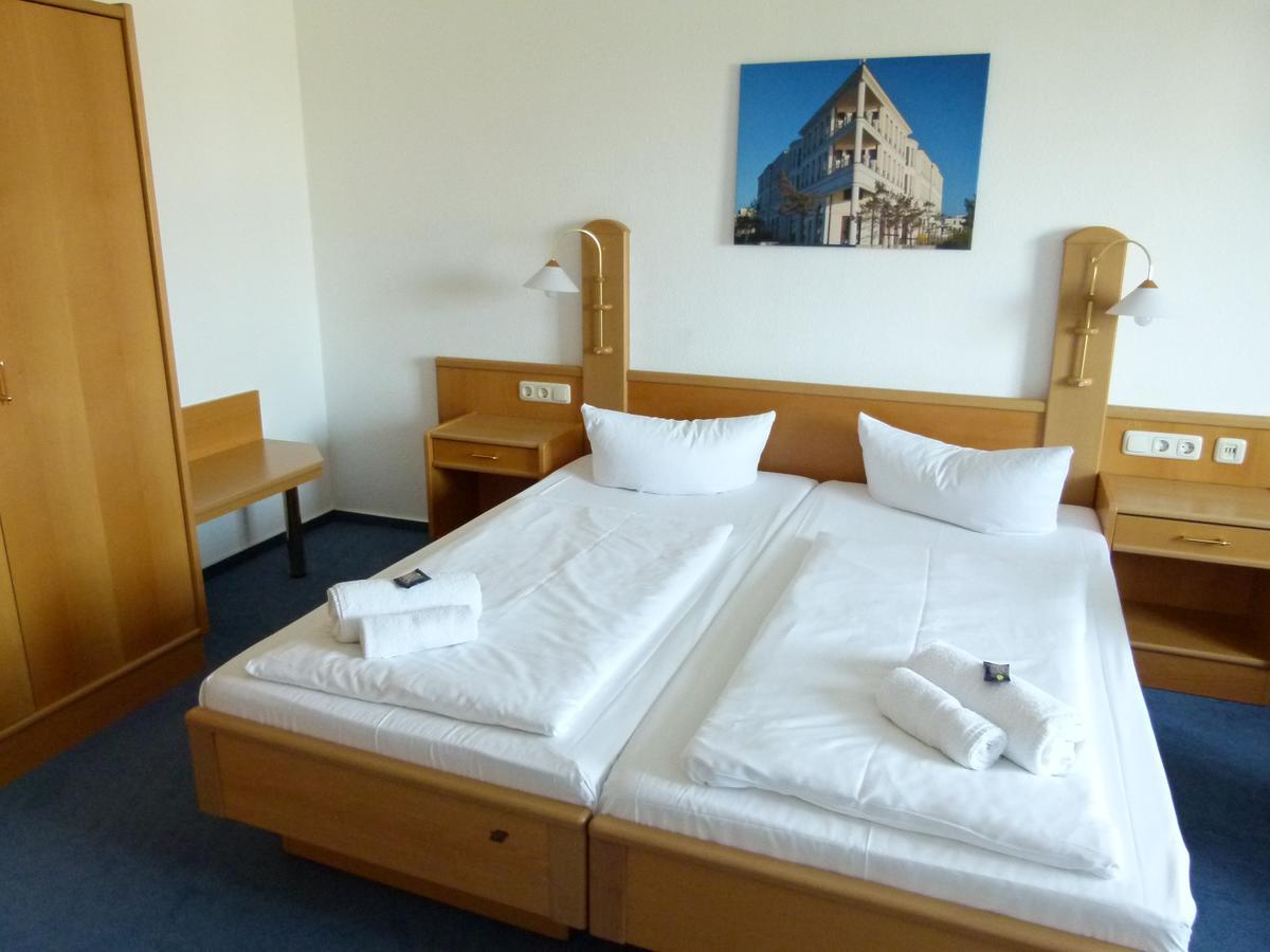 Hotel-Pension Pastow Garni Broderstorf Екстер'єр фото