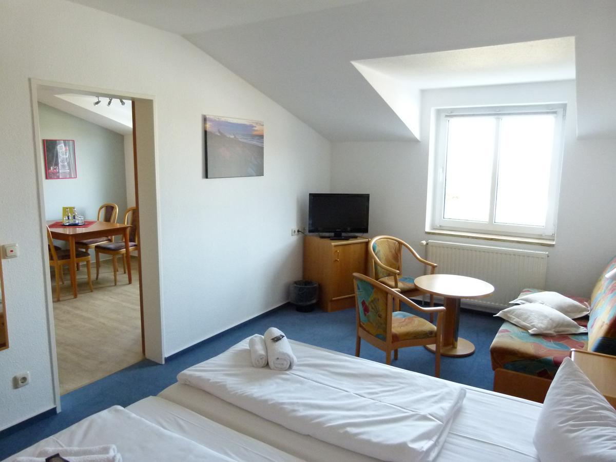 Hotel-Pension Pastow Garni Broderstorf Екстер'єр фото