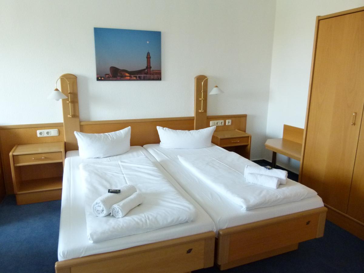 Hotel-Pension Pastow Garni Broderstorf Екстер'єр фото