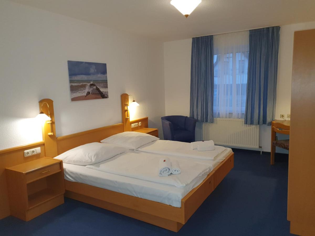 Hotel-Pension Pastow Garni Broderstorf Екстер'єр фото
